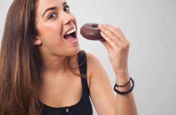 Como saciar a vontade de comer doce?